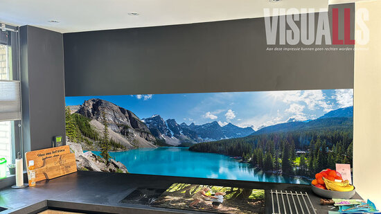 Impressie vooraf met Premium mat uitvoering Visuall P493 Moraine Lake Canada - keukenwand