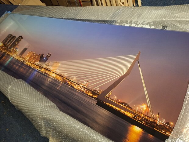 Op de inspectietafel Visuall R14 Skyline Rotterdam op glas